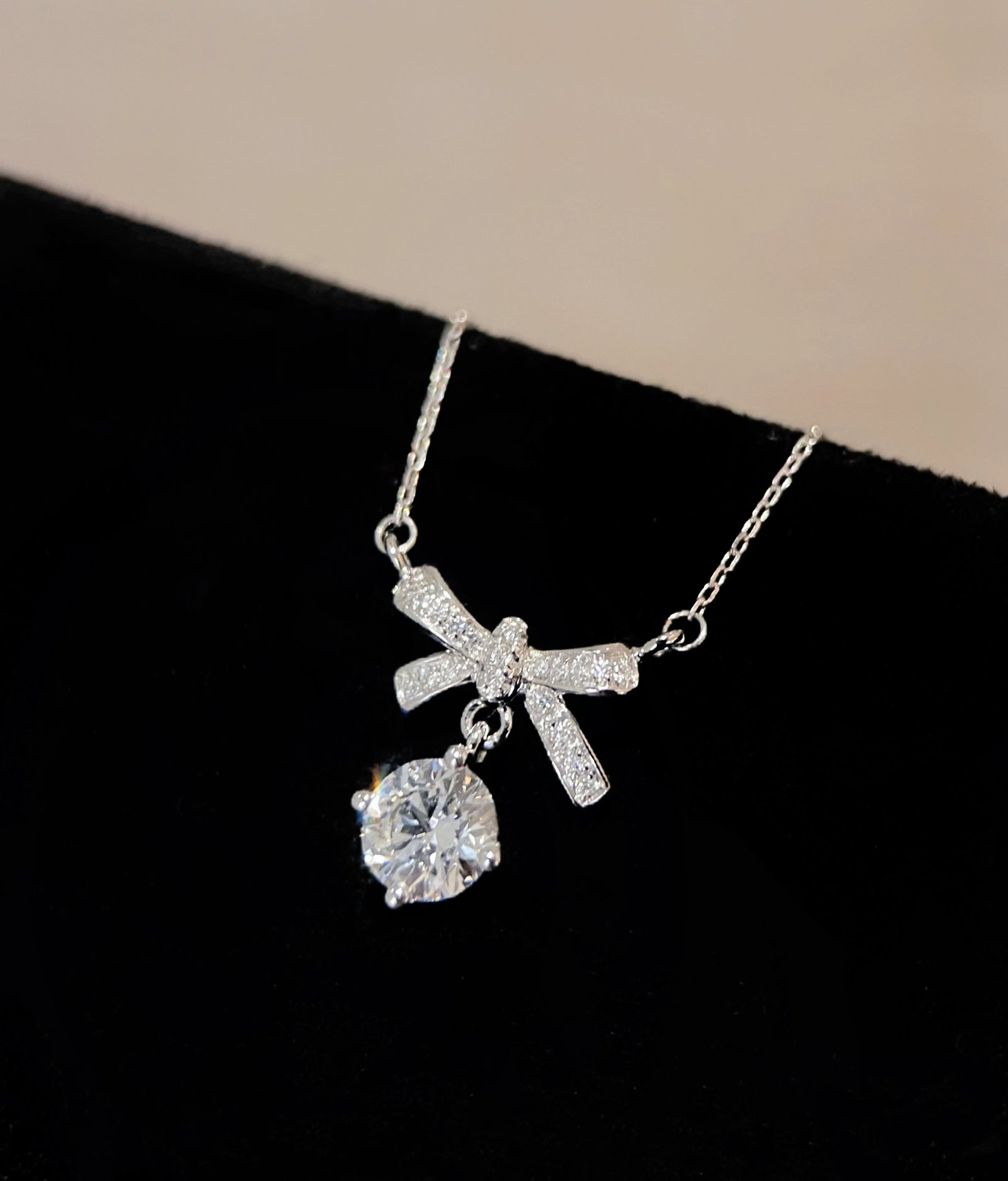18K Gold Natural Cultured Diamond Necklace: This necklace features a butterfly knot design that embodies romance and elegance, with a dynamic design that adds a gentle touch to the wearer. Set in 18K gold, the cultured diamond sparkles with
