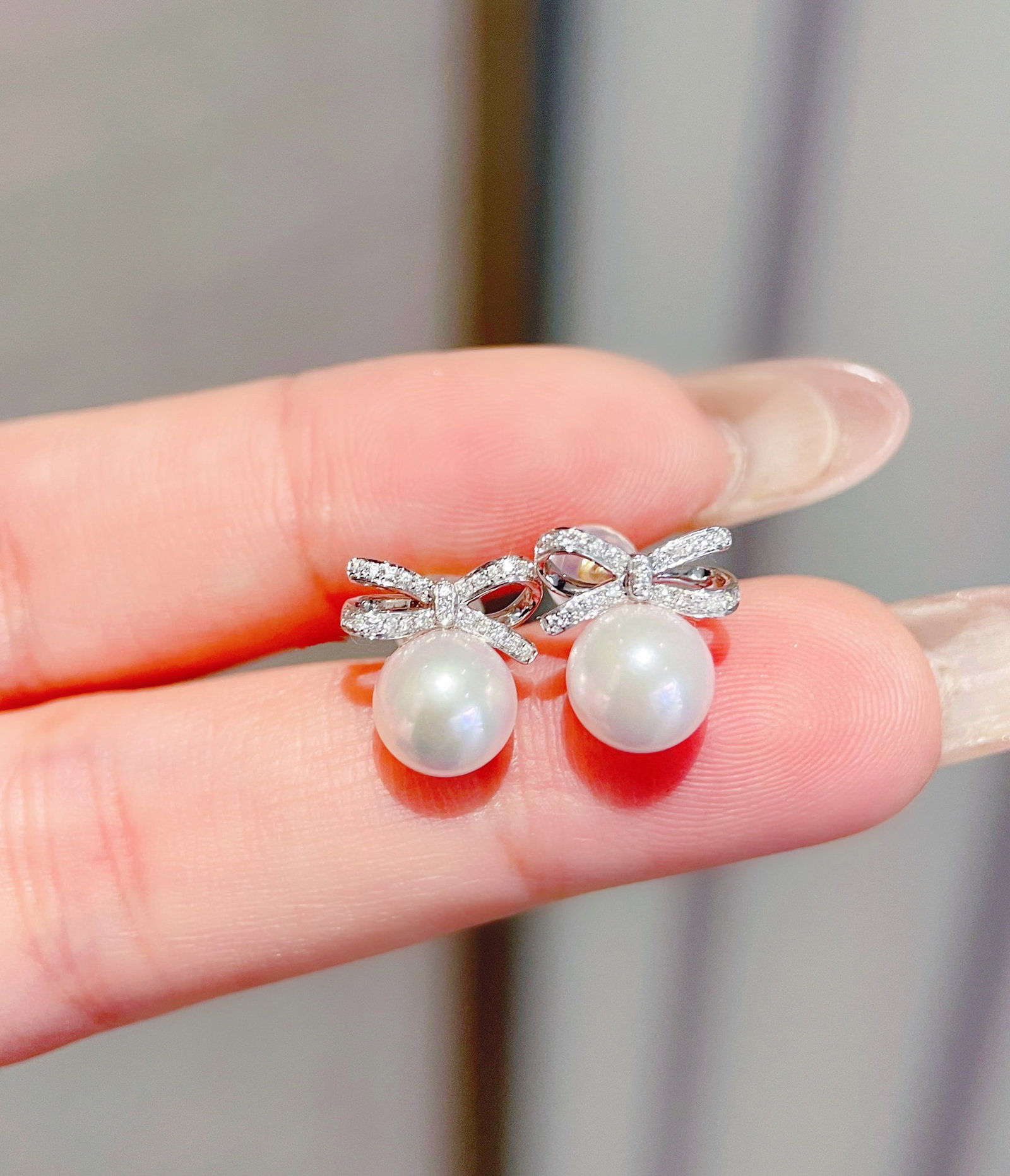 18K Gold Natural Diamond Akoya Sea Water Pearl Earrings: These earrings are made of 18K gold, featuring natural diamonds and Akoya sea water pearls, showcasing elegance and a high-end feel. The pearls measure 7.5-8mm in diameter, suitable for various