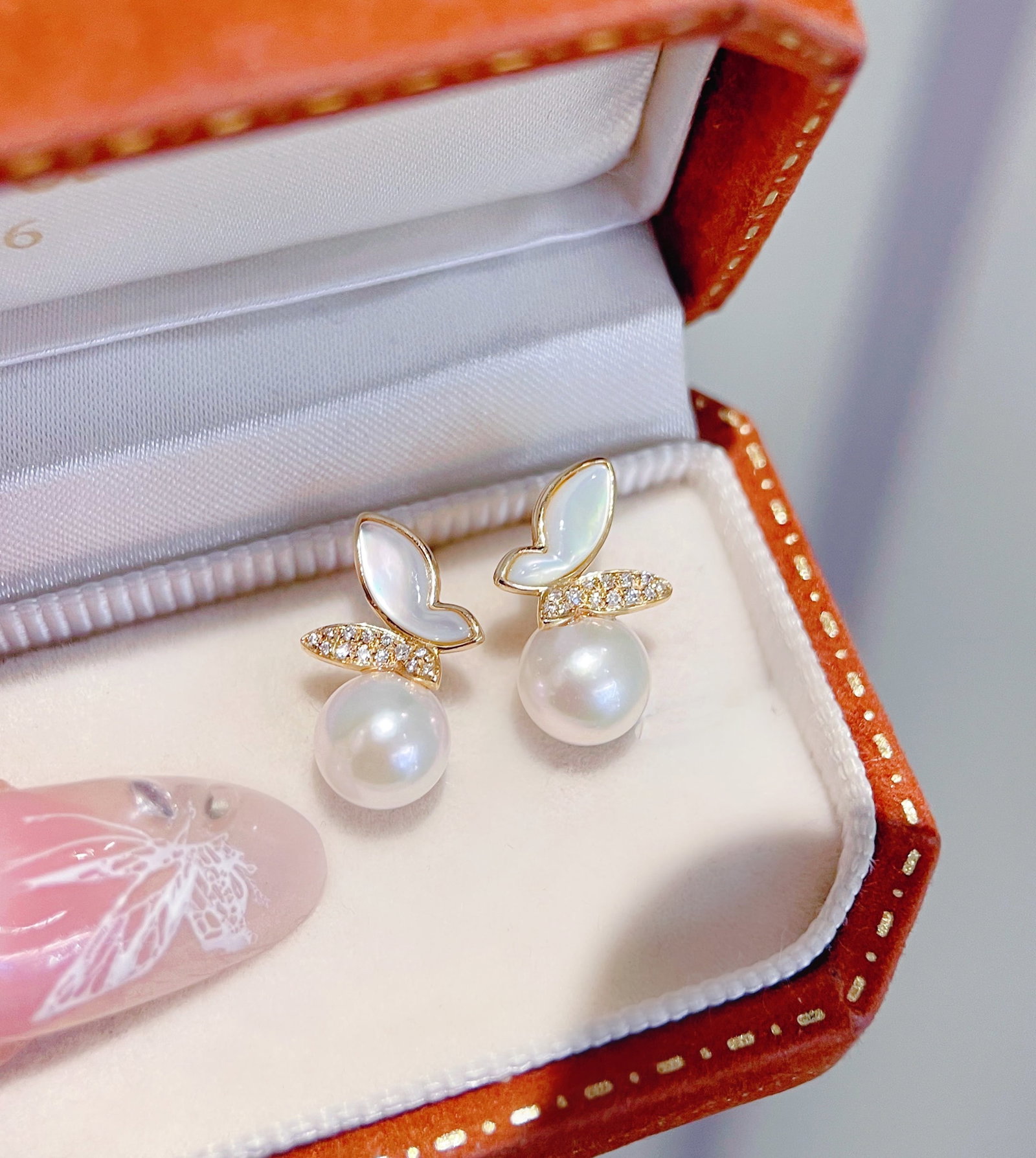 18K Gold Natural Akoya Sea Pearl Earrings: These earrings are meticulously crafted from 18K gold and natural Akoya sea pearls, showcasing elegance and a sense of movement. Each pearl measures 7.5-8mm in diameter, complemented by sparkling