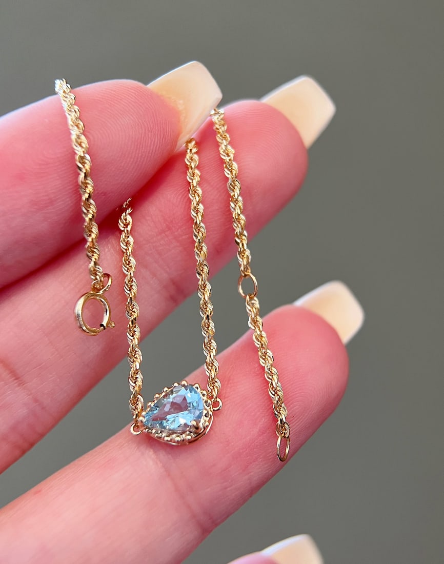 18K Natural Aquamarine Bracelet: This bracelet is made of 18K gold, featuring a teardrop-shaped natural aquamarine that showcases a clear and fresh blue hue, exuding exceptional quality.
