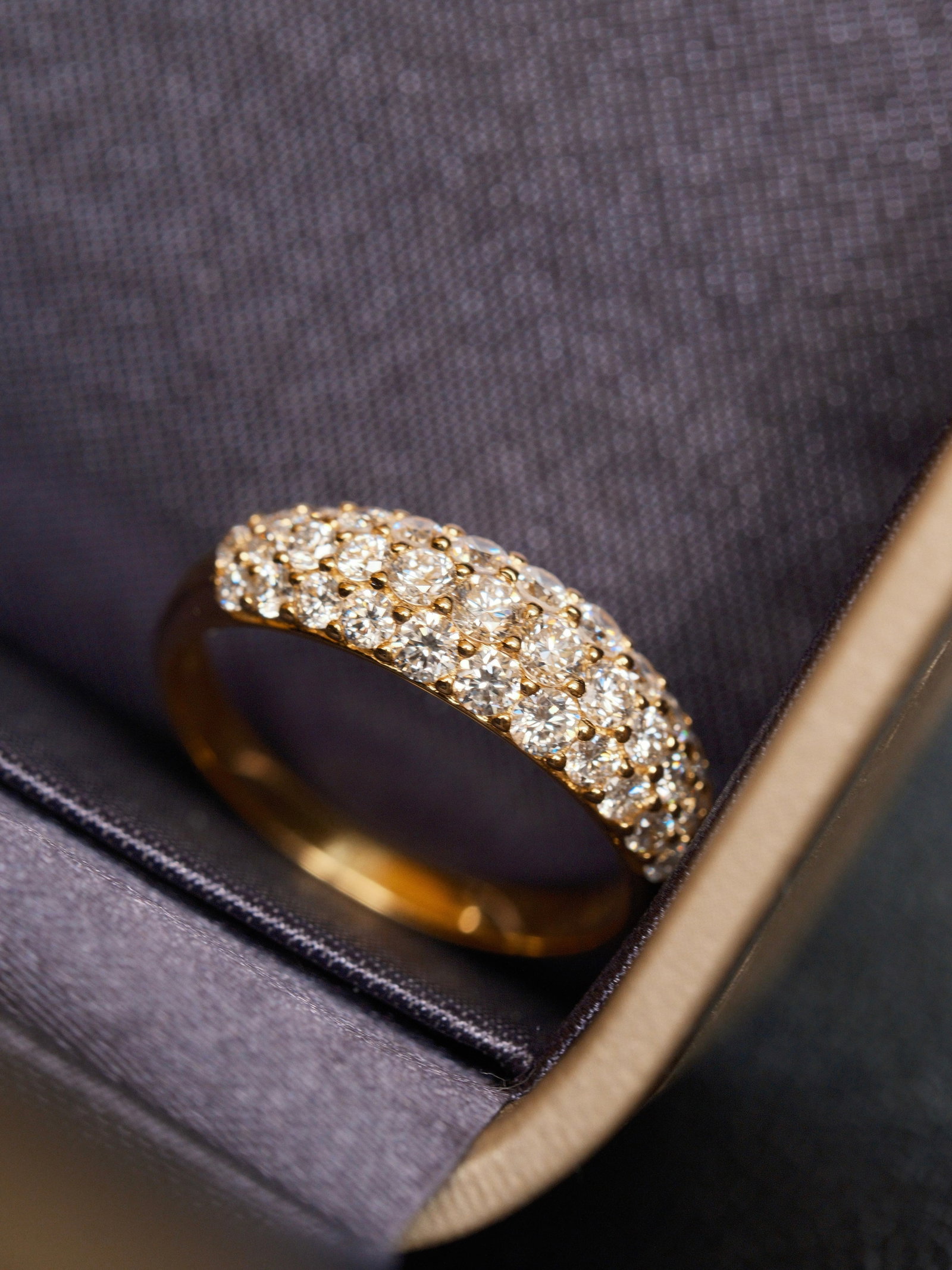18K Gold Natural Cultivated Diamond Ring: This ring features a luxurious tire design with simple lines, fully set with cultivated diamonds that exude understated elegance and charm. Its unique style showcases an effortlessly sophisticated