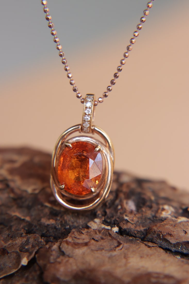 18K Gold Natural Fanta Garnet Pendant: This 18K gold pendant features a beautiful Fanta garnet, with a vibrant color and exceptional clarity, showcasing unparalleled brilliance and charm. (Main stone 3.19 carats)