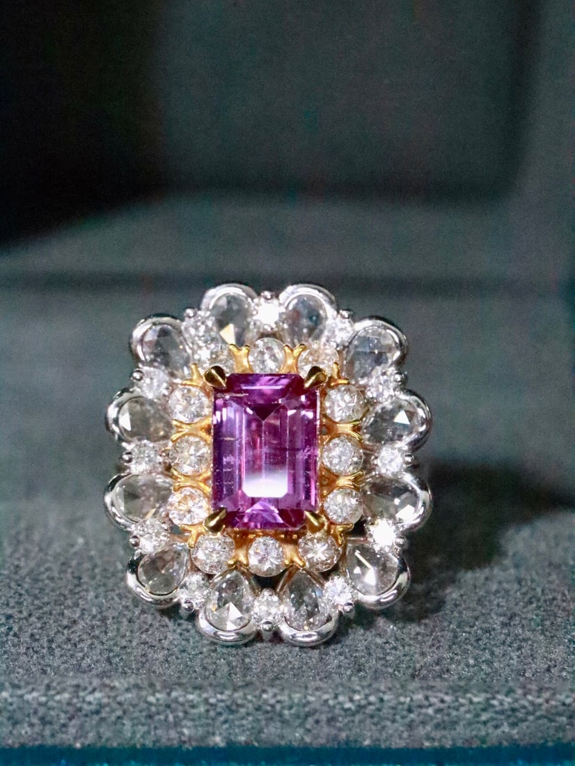 18K Natural Sapphire Ring: This ring captivates every gaze with its vintage design and brilliant luster. The enchanting hue of the main stone complements the sparkle of the diamonds, showcasing an unparalleled aura of luxury. (