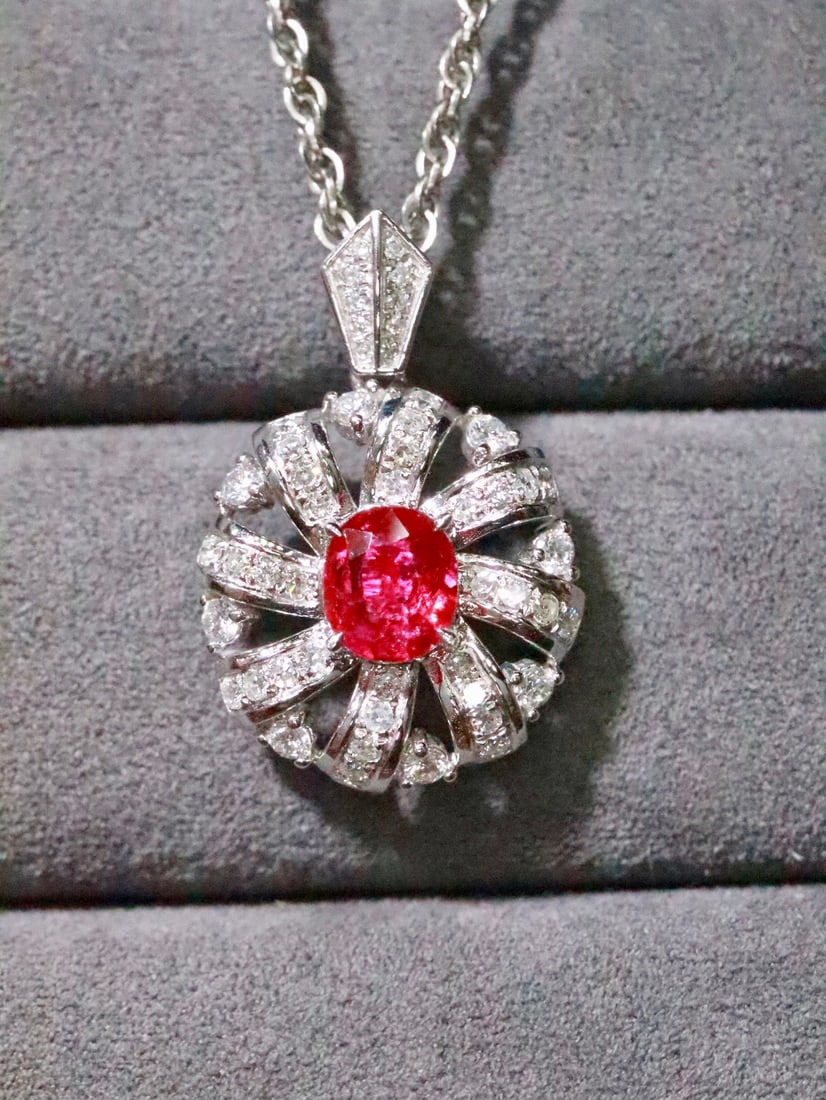 PT950 Natural Unheated Ruby Pendant: This unheated ruby pendant showcases unparalleled elegance and sophistication, suitable for various occasions, highlighting the unique taste and fashion charm of the wearer. (Gold weight 4.206g, main