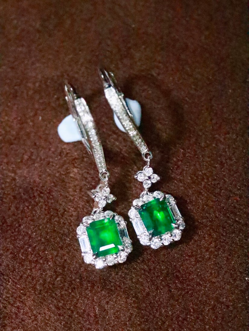18K Gold Natural Emerald Earrings: These earrings showcase unparalleled elegance and charm with their lively emeralds and dazzling diamond design. The clarity of the emeralds complements the brilliance of the diamonds, reminiscent of