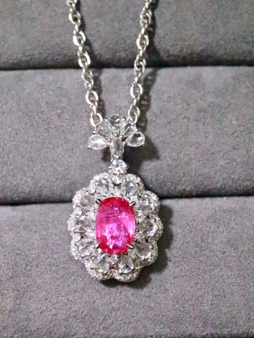 PT950 Natural Unheated Ruby Pendant: This unheated ruby pendant, with its precious and rare characteristics, symbolizes wealth and status, embodying the dreams and desires of women. Its dazzling brilliance and elegant design make it an