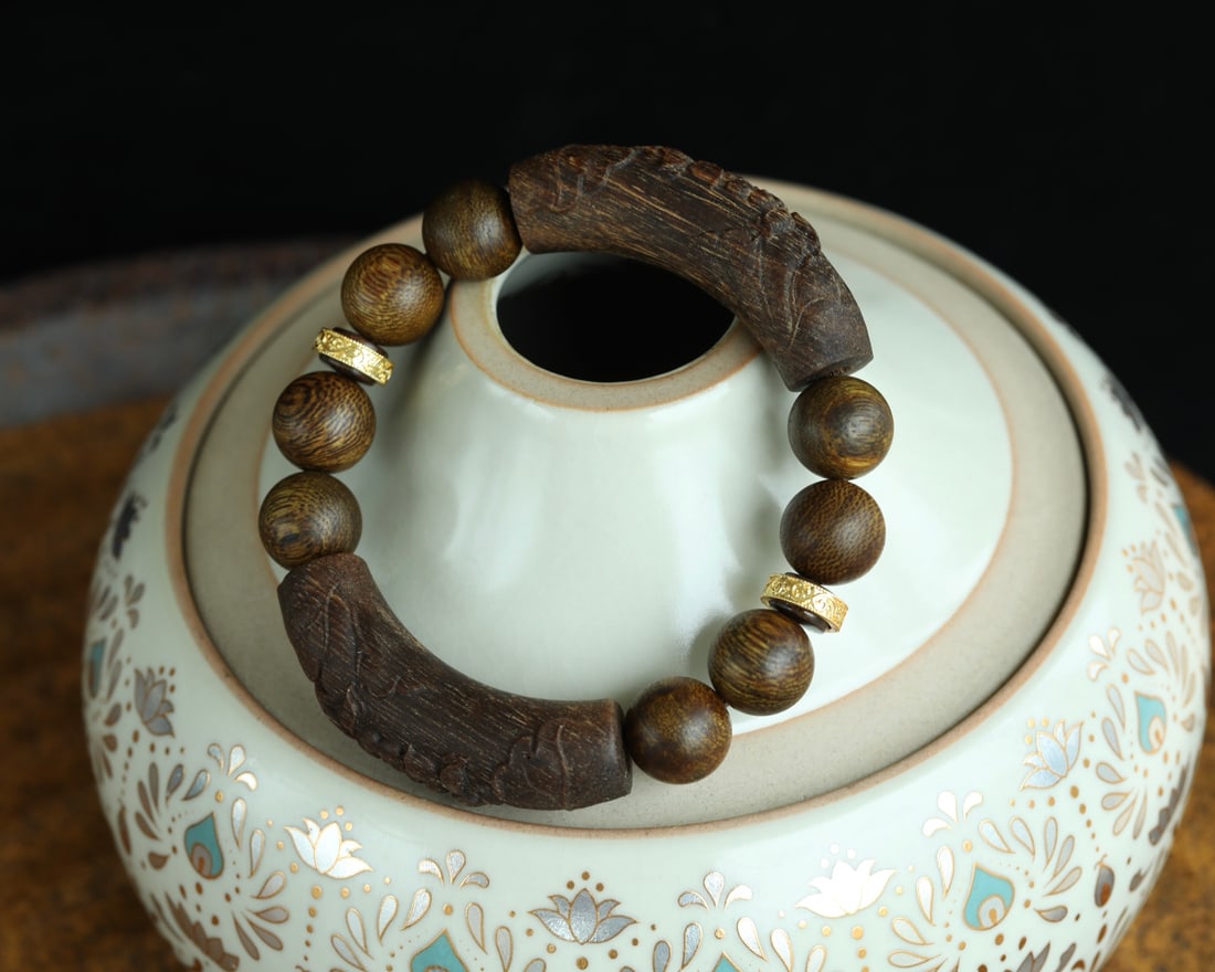 Natural Agarwood Bracelet: This natural agarwood bracelet exudes a unique charm, with a delicate texture and captivating layers. Paired with agarwood spacer beads and patterned spacers, it showcases its distinctive allure.