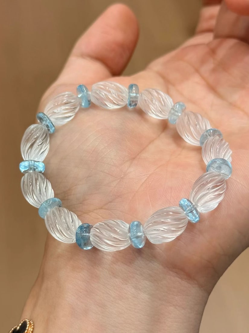 Natural White Crystal Bracelet: This bracelet is made of high-quality white crystal, with a bead diameter of approximately 9*13mm, complemented by topaz spacer beads, showcasing a unique design and elegant charm. (Bead diameter