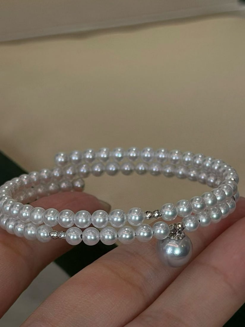 18K White Gold Natural Tsumami Pearl Bracelet: This bracelet is inspired by the gentle white moonlight, showcasing a cool color-blocking design with Tsumami pearls. The exquisite 3.5-4mm flawless round top-quality freshwater Akoya rice pearls