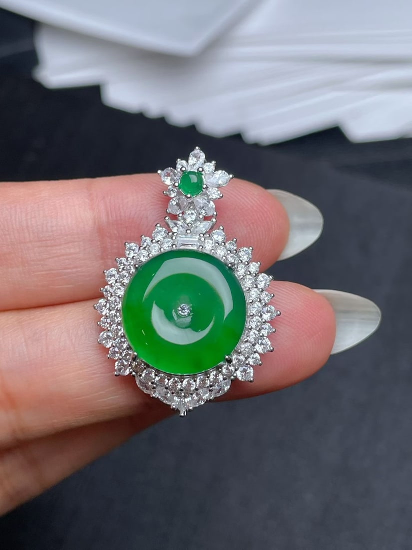 Silver Water-Rich Green Jadeite Pendant: This jadeite pendant showcases a water-rich green color, full of vitality and excellent quality, captivating the heart. Its design is simple yet elegant, suitable for various occasions. (Stone size