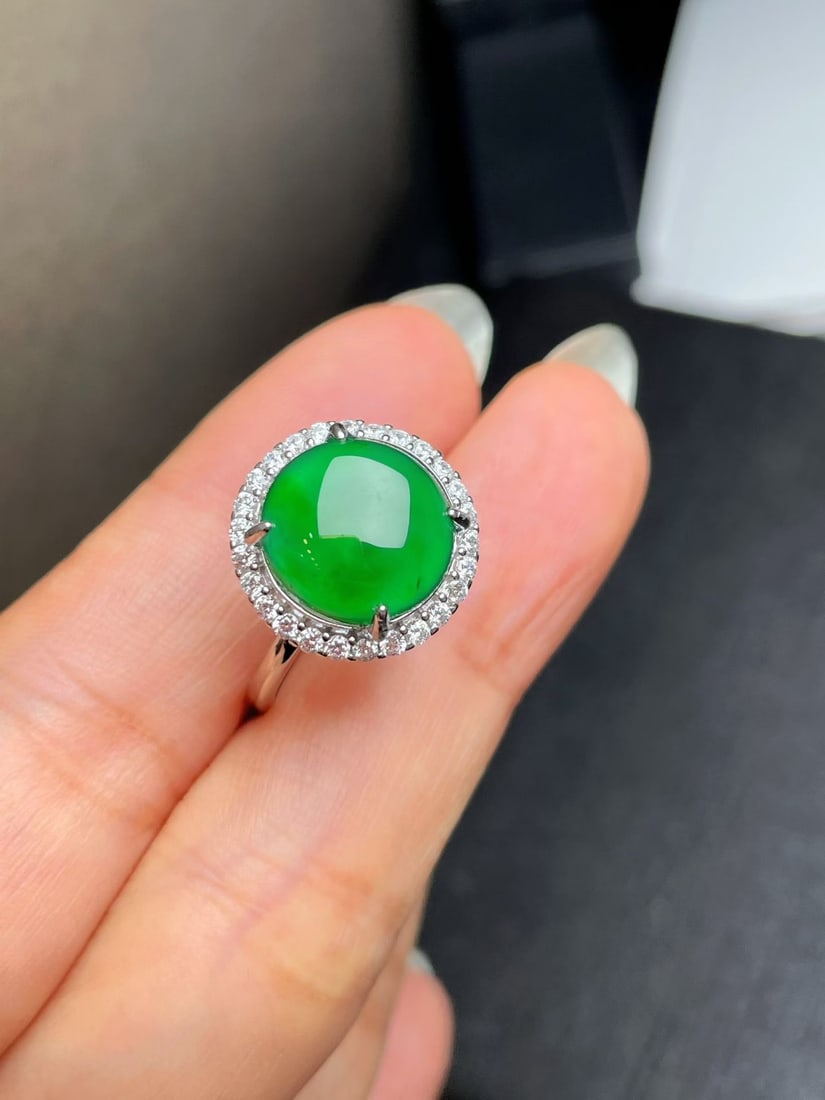 Silver Classic Jadeite Oval Ring for Women: This classic jadeite oval ring for women showcases the beauty of jadeite with its rich color and texture, featuring an elegant and generous design suitable for various occasions. (Stone size 11.7mm)