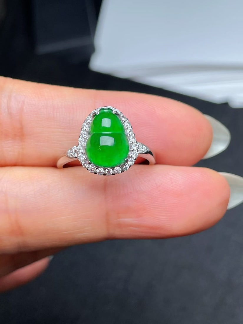 Silver Natural Full Green Jadeite Ring: This full green jadeite gourd ring is stunning with its emerald color and particularly rich texture, showcasing the natural charm and unique style of jadeite. Its exquisite craftsmanship and elegant