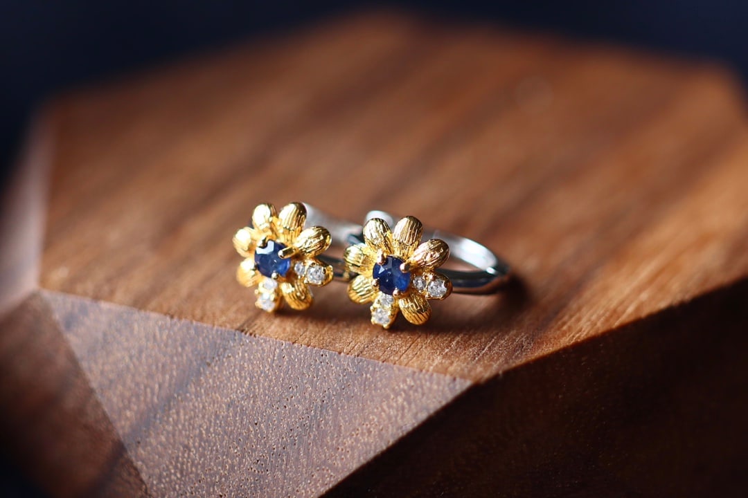 Sterling Silver Natural Sapphire Ear Clips: These ear clips are inspired by the delicate daisy design, featuring pure and clear sapphires that embody a perfect blend of elegance and fashion. Each sapphire is perfectly cut, showcasing its unique
