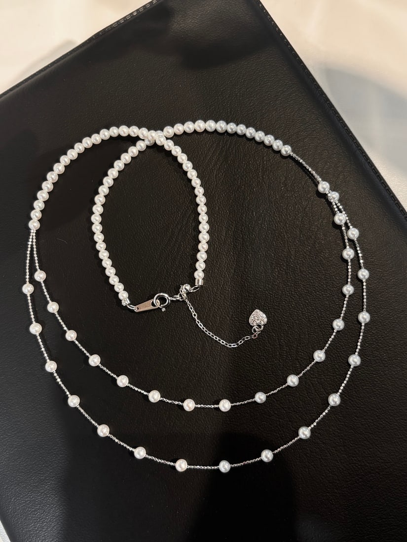 S925 Silver Natural Pearl Necklace: This double-layer pearl necklace features a delicate S925 silver chain, elegantly adorned with scattered natural pearls, showcasing a natural layered effect. The diamond-encrusted small heart pendant 