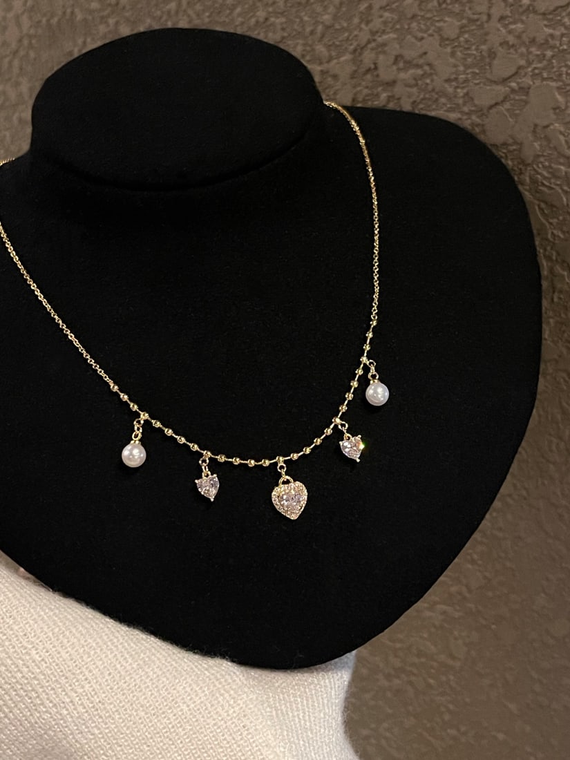 Natural Flawless Freshwater Pearl Smile Necklace: This smile necklace is inspired by the dynamic heart design, paired with sparkling zircon, showcasing unparalleled delicacy and elegance. The natural freshwater pearls have a diameter of 5-6mm, and th
