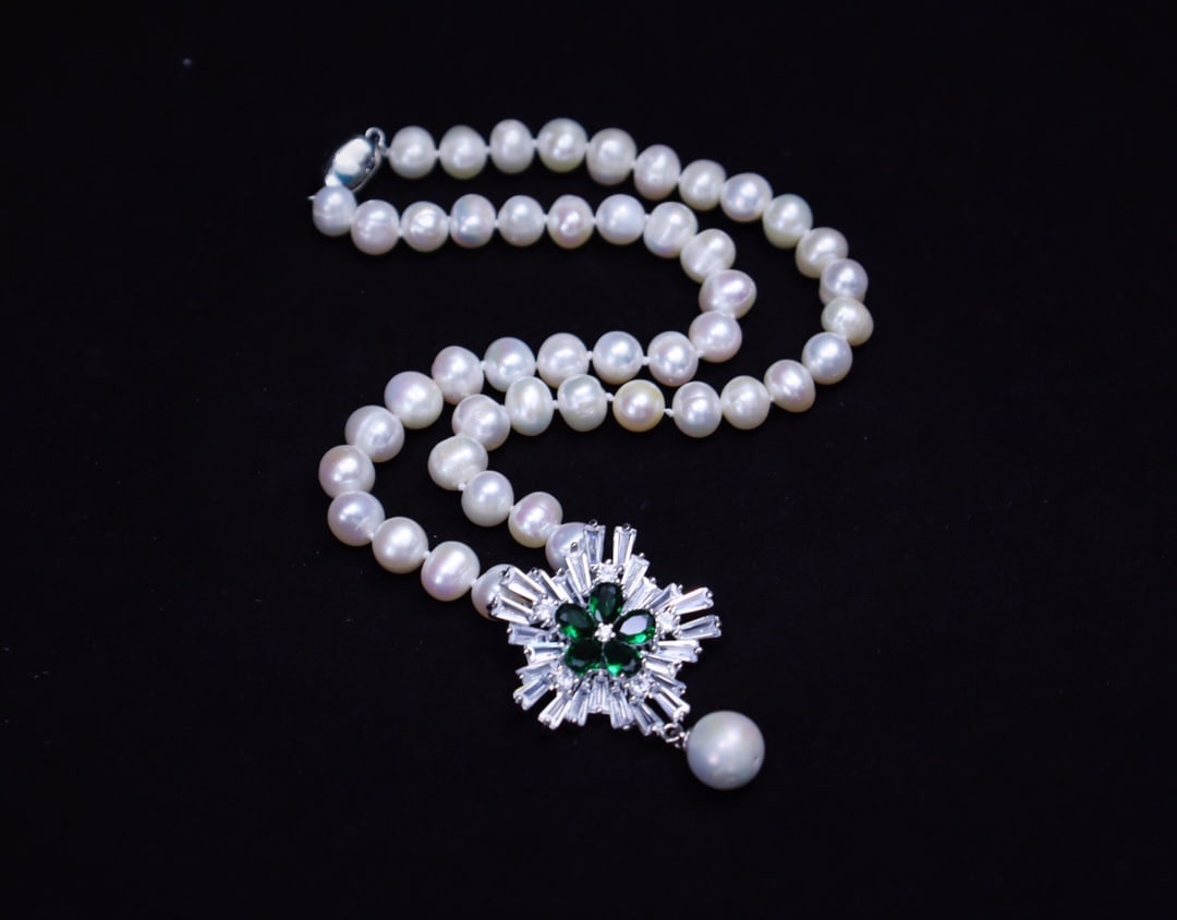 Natural Pearl Necklace: This Japanese-style natural pearl necklace showcases a perfect blend of elegance and fashion. Each pearl has a diameter of approximately 8-9mm, and the overall design is simple yet unique, perfect for