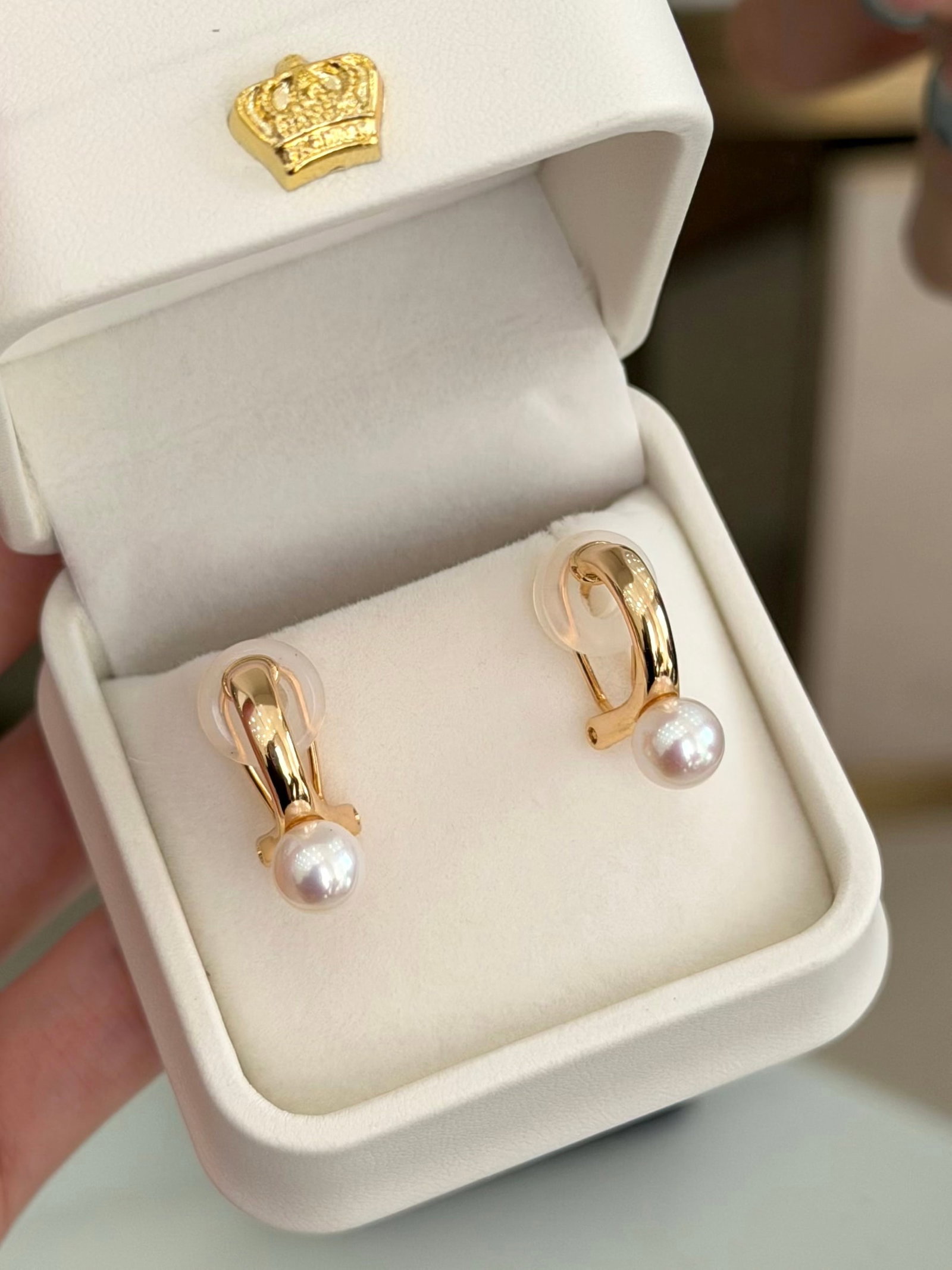 S925 Silver Natural Freshwater Pearl Earrings: These earrings are meticulously crafted from S925 silver, featuring natural freshwater pearls measuring 6-7mm, showcasing a strong luster with almost no flaws or only very minor imperfections, embodyi