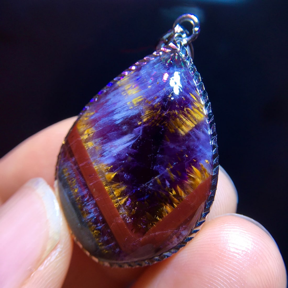 925 Silver Natural Purple Titanium Drop Pendant: This pendant features natural purple titanium as the main stone, containing 23 minerals that aid in chakra balance, enhance magnetic energy, alleviate anxiety, and boost vitality. Its unique drop