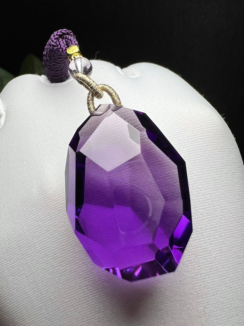 Natural Amethyst Pendant: This natural amethyst pendant is renowned for its crystal clarity, showcasing a unique beauty and spirituality. Amethyst is believed to have the power to attract wealth and fortune, symbolizing peace 