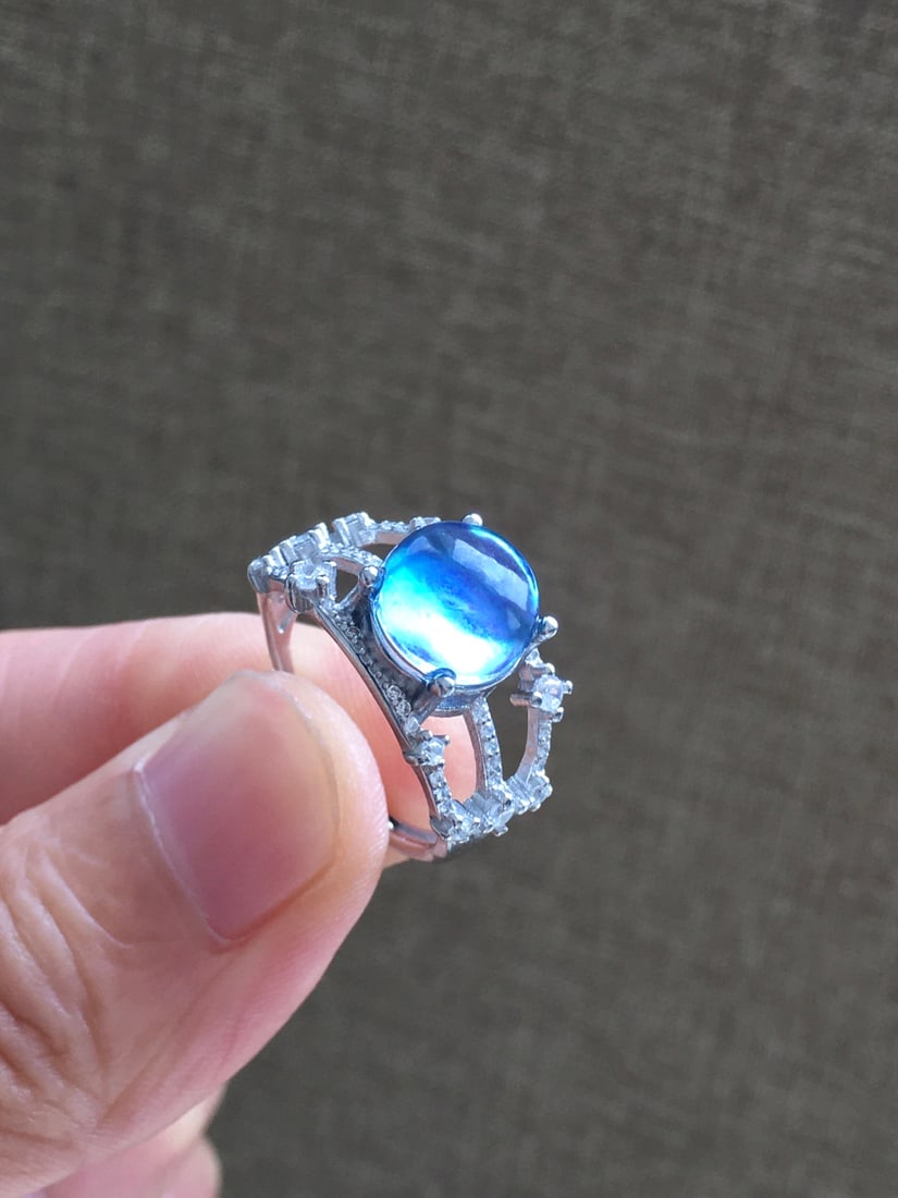 925 Silver Natural Aquamarine Ring: This ring is meticulously set in 925 silver, showcasing the crystal's transparency and the enchanting charm of Saint Maria blue. The adjustable band design ensures comfortable wear. (Size 9mm, total