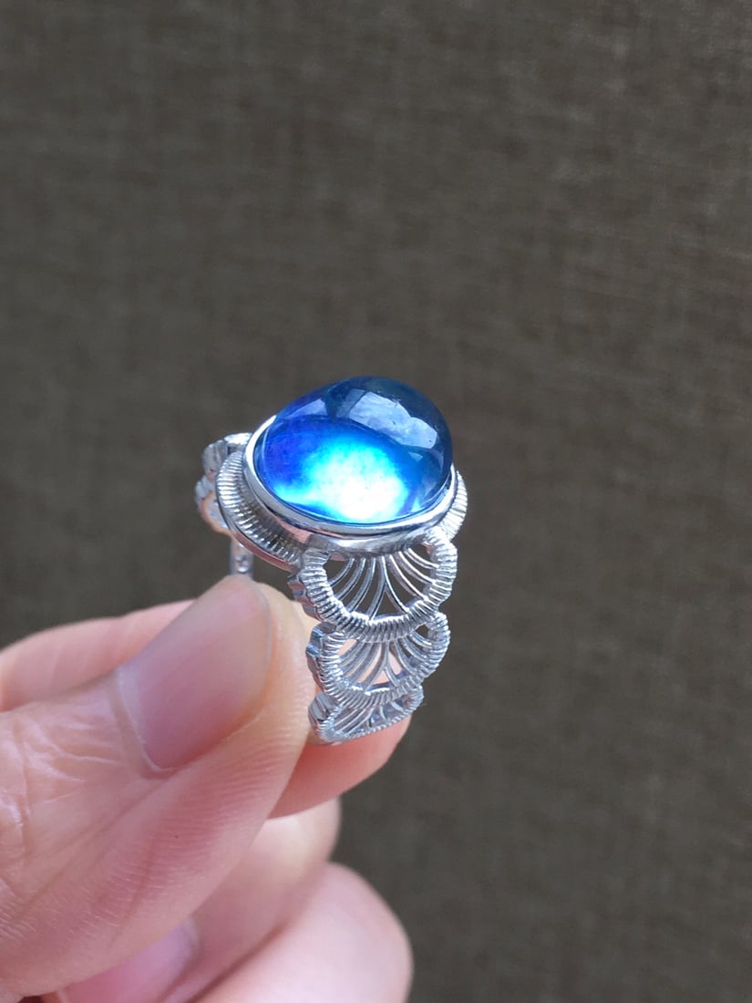 925 Silver Natural Aquamarine Ring: This ring is meticulously set in 925 silver, showcasing the transparency of the crystal and the elegance of the Saint Maria blue color. Its adjustable shank design ensures comfortable wear. (Size