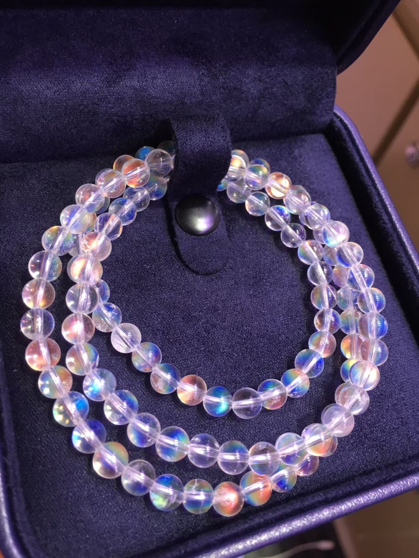 Natural moonstone bracelet: This bracelet is made of high-quality natural moonstone, exuding a soft luster. With a diameter of 5.6mm and a weight of 24.2g, it showcases a unique spirituality and beauty. (Diameter 5.6mm, Weight