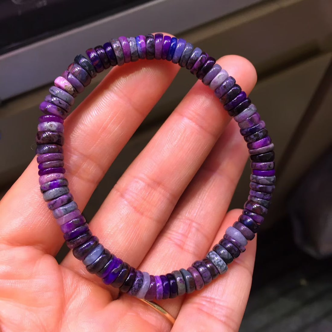 Natural Shoushan Bracelet: This Shoushan bracelet is renowned for its unique colors and textures, showcasing the distinct charm of natural gemstones. Each bead is meticulously polished to present an elegant luster. The