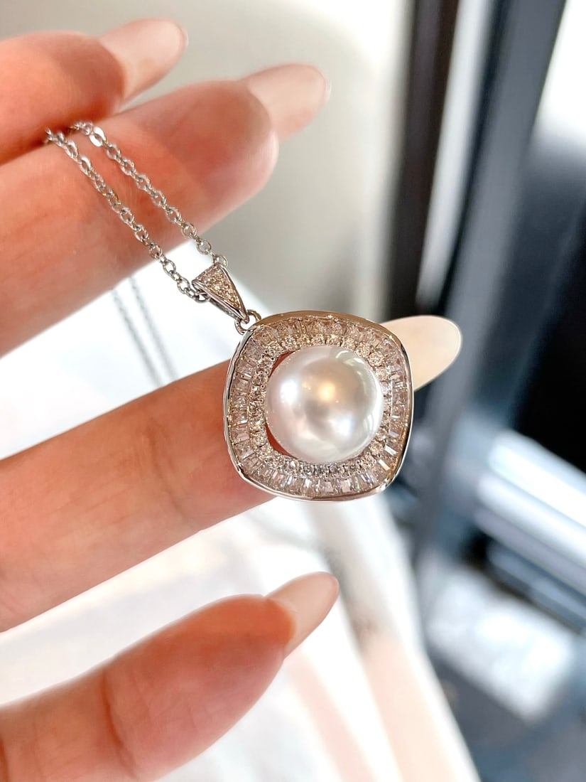 Silver-set pearl pendant: This pendant features a perfectly round 10.3mm pearl, virtually flawless on the front, showcasing a flawless, icy translucency. The exquisite thick silver setting exudes high-end quality. (10.3mm pear