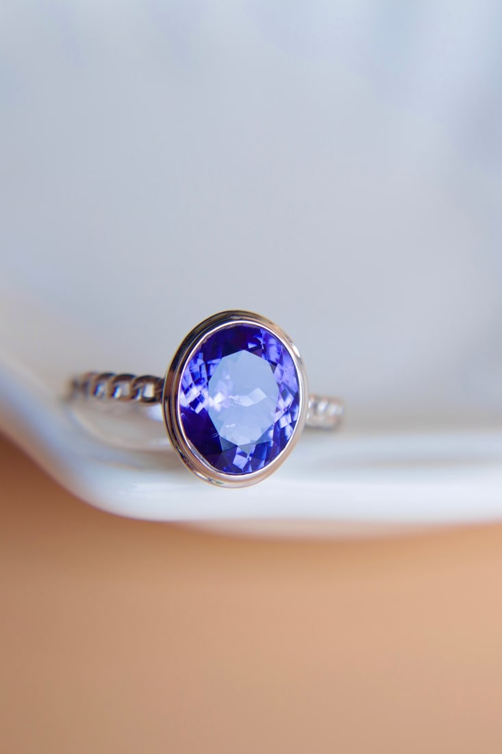 18K Gold Natural Tanzanite Ring: This 18K gold ring features a 2.65-carat natural tanzanite, cut in a square shape that showcases its unique color and luster, leaving one in awe. Whether for everyday wear or special occasions, it
