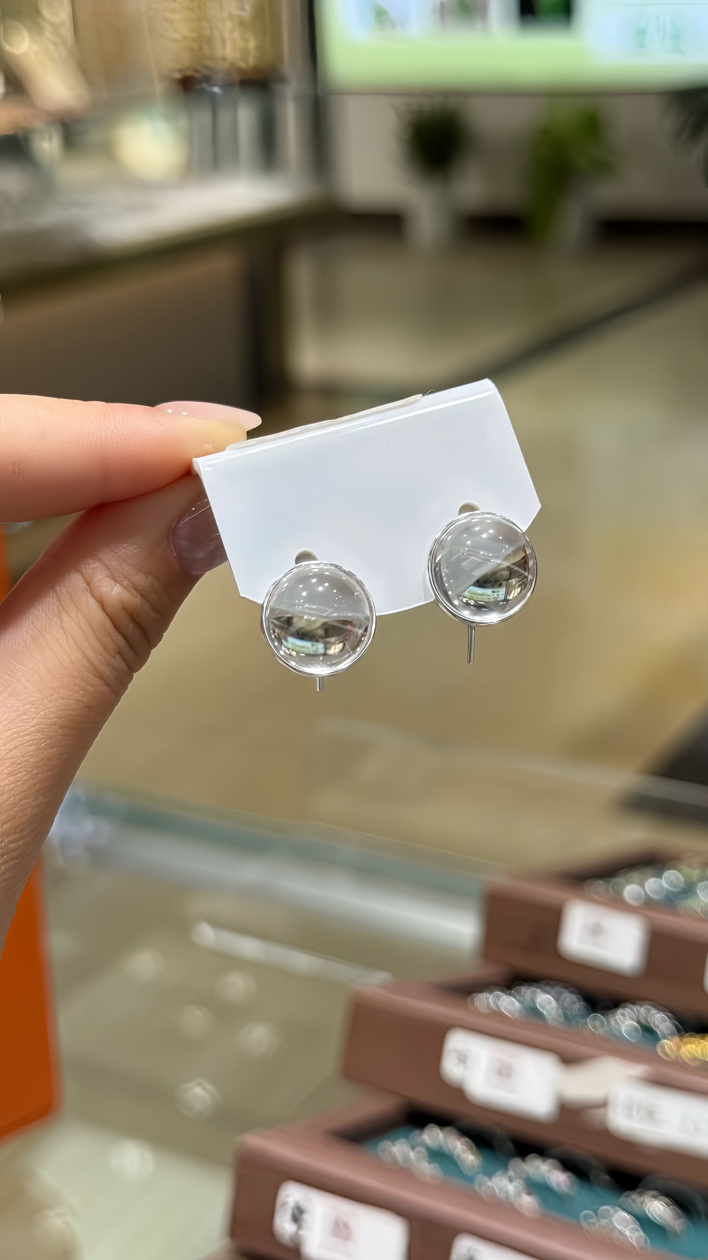 925 Silver Natural White Crystal Ear Hooks: These ear hooks are meticulously set in 925 silver, featuring a 12mm natural white crystal as the main stone. The design is simple yet elegant, showcasing a sense of sophistication and unique charm. (