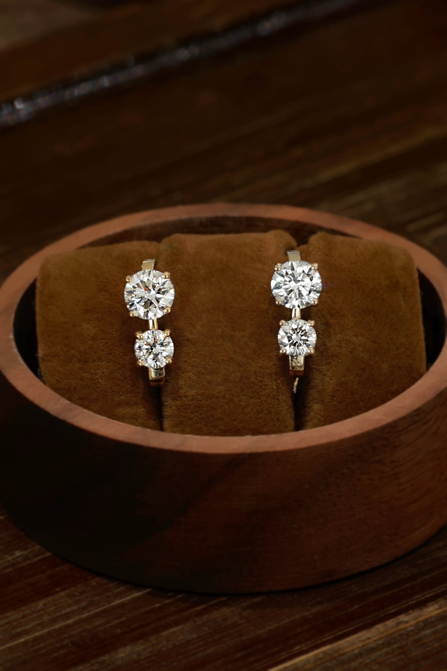 18K Cultivated Diamond Natural Double Diamond Ear Clips: These ear clips are based on a classic design, showcasing a perfect blend of elegance and grandeur. The dazzling brilliance of the main stone envelops the earlobe, enhancing the wearer's charm and sty