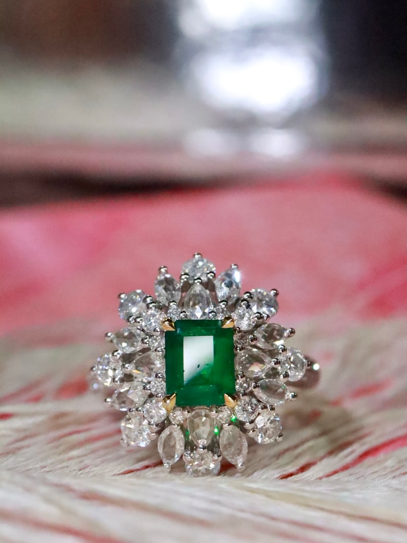 18K Gold Natural Fine Emerald Ring: This ring stands out with its rich color and exquisite craftsmanship, where the brilliance of the main stone harmonizes with the sparkle of the accompanying diamonds, showcasing an unparalleled elegan