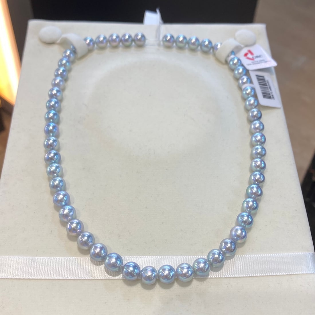 akoya sea water natural multi-color necklace: This akoya sea water natural multi-color necklace showcases exquisite points and an aurora-like luster, with slight imperfections that enhance its unique charm. The multi-color is suitable for all