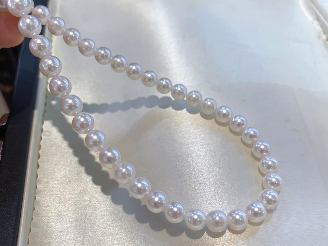 Natural Akoya Sea Pearl Necklace: This necklace is meticulously strung with natural Akoya sea pearls measuring 7-7.5mm. The pearls are perfectly round, exhibiting a luster reminiscent of small light bulbs, with only extremely minor