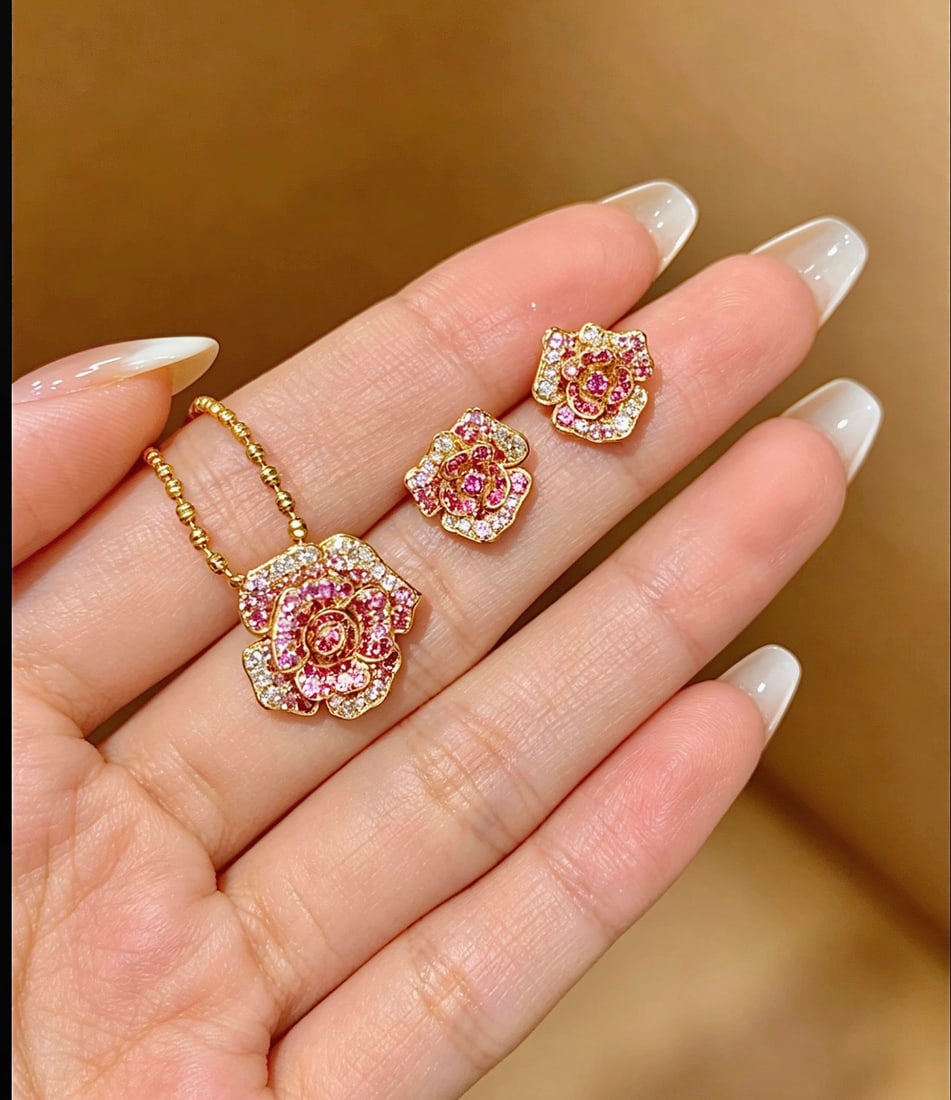 18K Natural Powder Blue Sapphire Camellia Set: This natural powder blue sapphire camellia set showcases a gentle rose gradient, highlighting the brilliance of each diamond and exuding elegance and luxury. Both the pendant and earrings add a touch