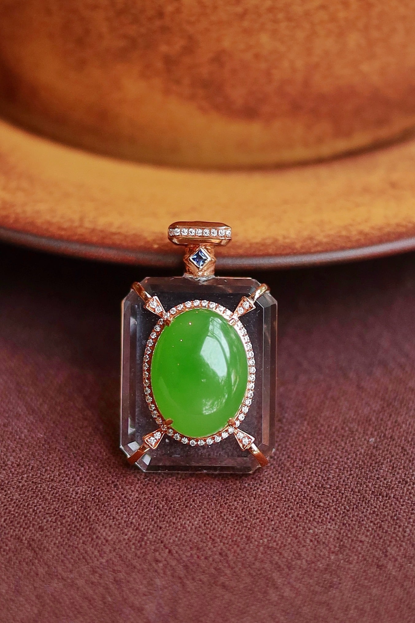 18K Gold Jadeite Crystal Pendant: This pendant is exquisitely set in 18K gold, with jadeite displaying a rich and even green color, and a fine, warm texture. The crystal cabochon is crystal clear, reminiscent of a pure spring, exuding