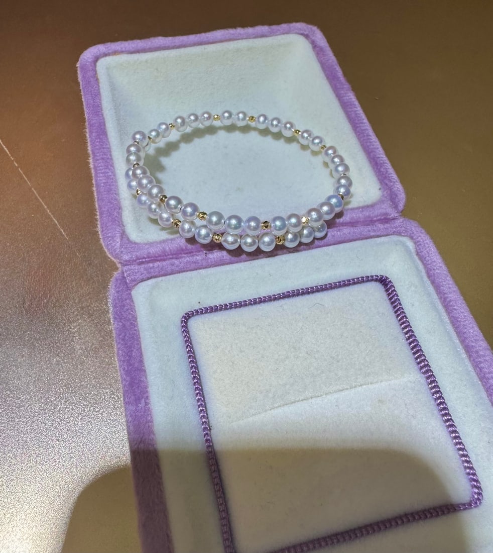 18K Gold Freshwater Pearl Bracelet: This bracelet combines 18K gold with freshwater pearls, showcasing a perfect blend of elegance and sophistication. The soft luster of the pearls complements the shine of the metal, suitable for any