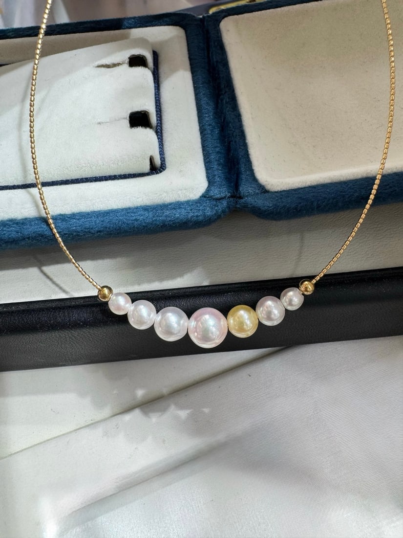18K Gold Akoya Seawater Pearl Necklace: This necklace features 18K gold paired with Akoya seawater pearls, with diameters ranging from 4mm to 7.6mm, showcasing a perfect round shape. The pearls have a strong luster with slight blemishes,