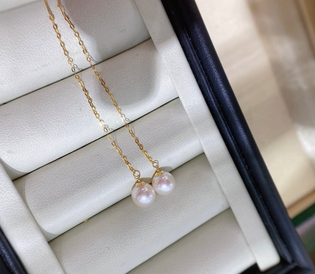 18K Gold High Luster Akoya Pearl Threader Earrings: These threader earrings are crafted from 18K gold and feature Akoya seawater pearls, exuding a classic and elegant style. The pearls have a diameter of 7mm, showcasing a perfect round shape and high