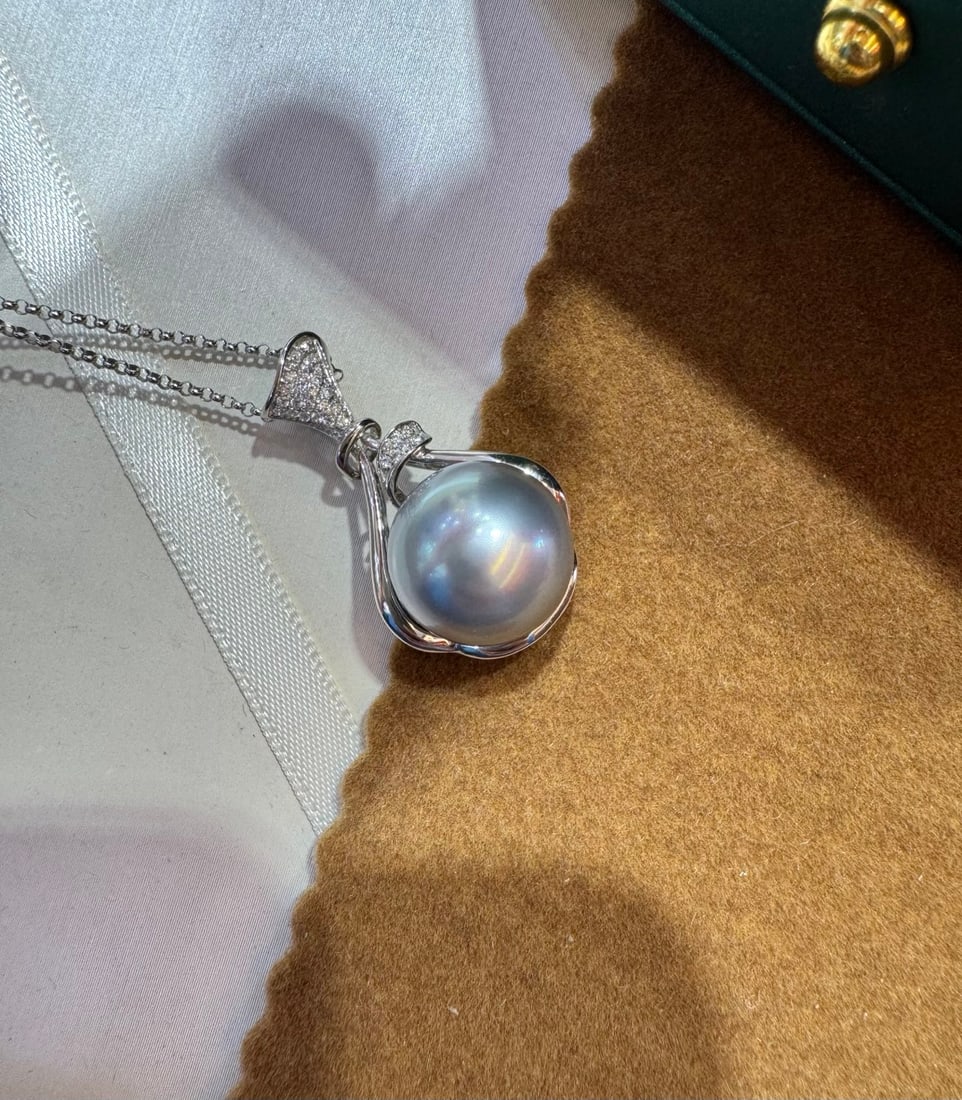 18K Gold Tahitian Gray Pearl Pendant: This pendant is meticulously set in 18K gold, showcasing the classic allure of Tahitian gray pearls. The pearl diameter is 12-13mm, exhibiting a strong luster and nearly flawless surface.