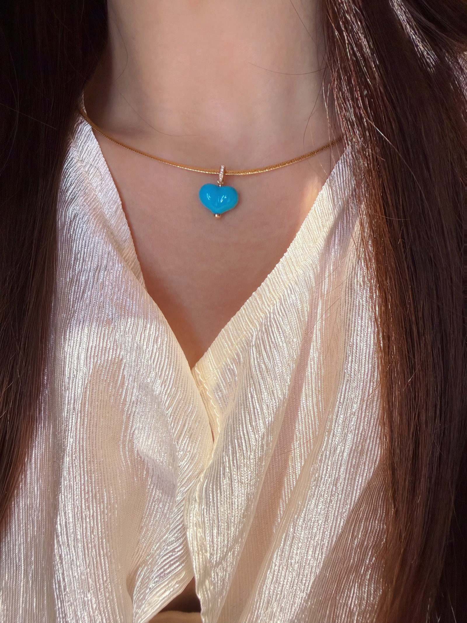 18K Gold Natural Turquoise Pendant: This pendant is meticulously crafted in 18K gold, set with natural turquoise, showcasing its unique color charm. The addition of diamonds enhances the overall luxury, making it a rare piece of