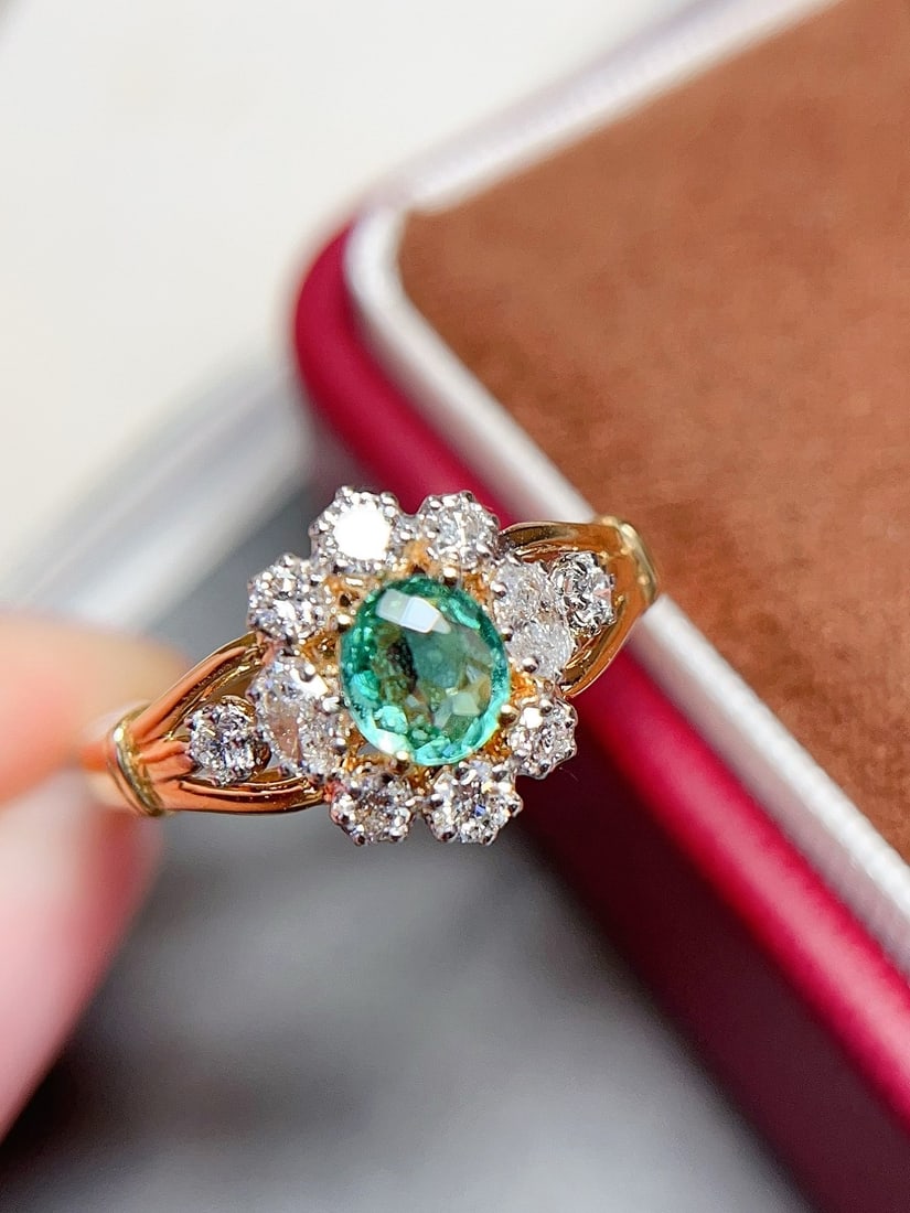 18K Gold Paraiba Ring: This ring is meticulously crafted in 18K gold, featuring a Paraiba gemstone in a refreshing lake blue color, captivating the beholder. Its design exudes a grand vintage style, perfectly showcasing