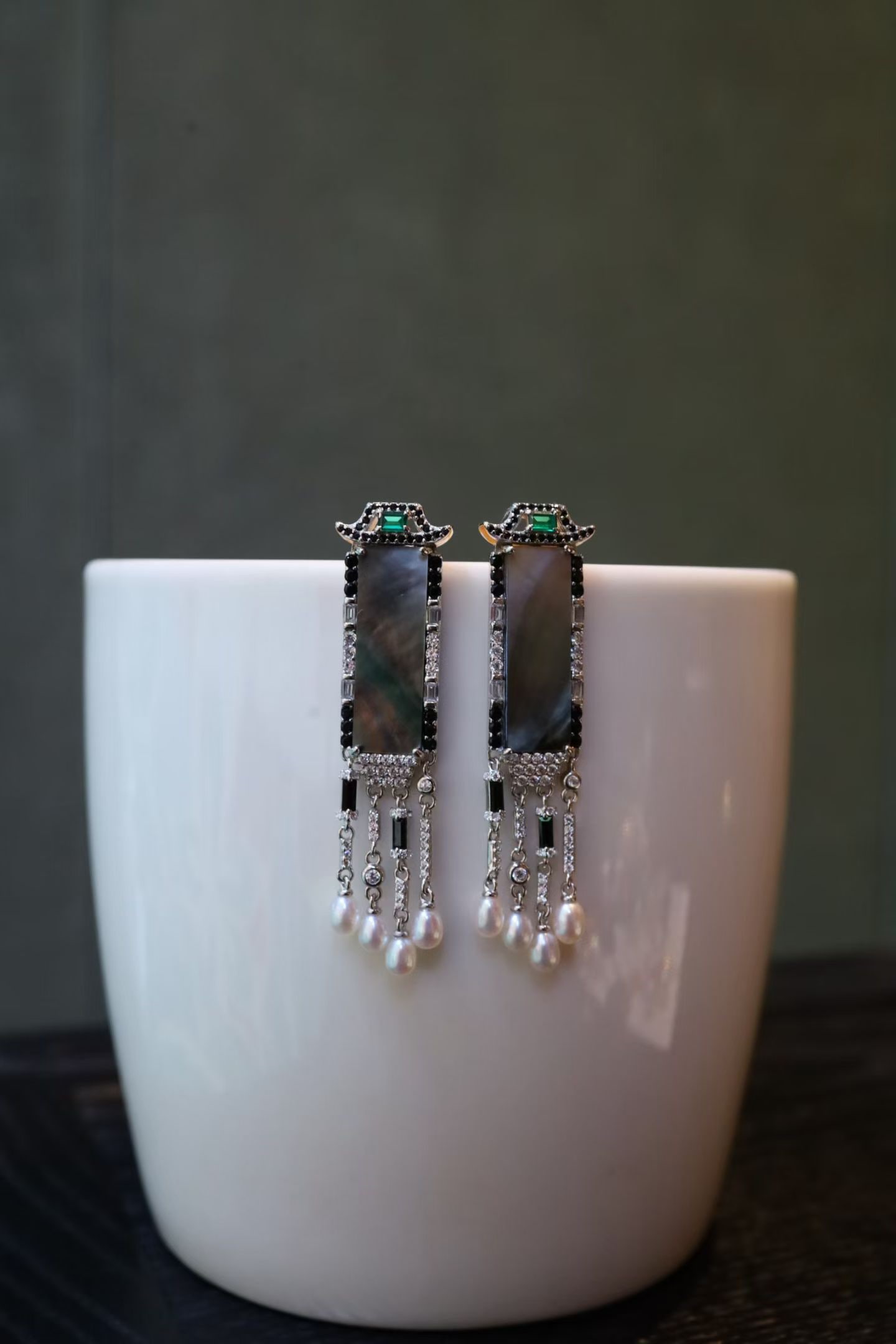 Sterling Silver Natural Black Mother-of-Pearl Earrings: These earrings are set in sterling silver, showcasing an elegant texture reminiscent of black jade. The design is inspired by traditional Chinese aesthetics, simple yet sophisticated, with a subtle