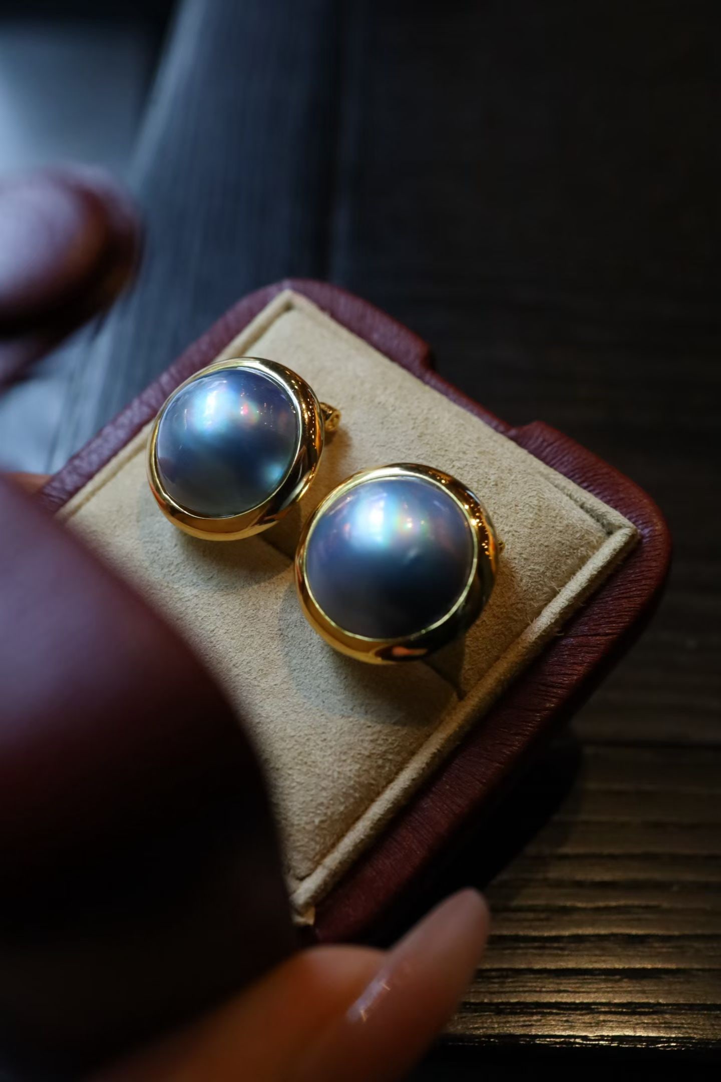 Natural Seawater Mabe Pearl Earrings: These earrings feature natural seawater Mabe pearls, showcasing a classic and simple design. The luster of the pearls complements the gold-plated silver bezel, suitable for various occasions. (Pearl