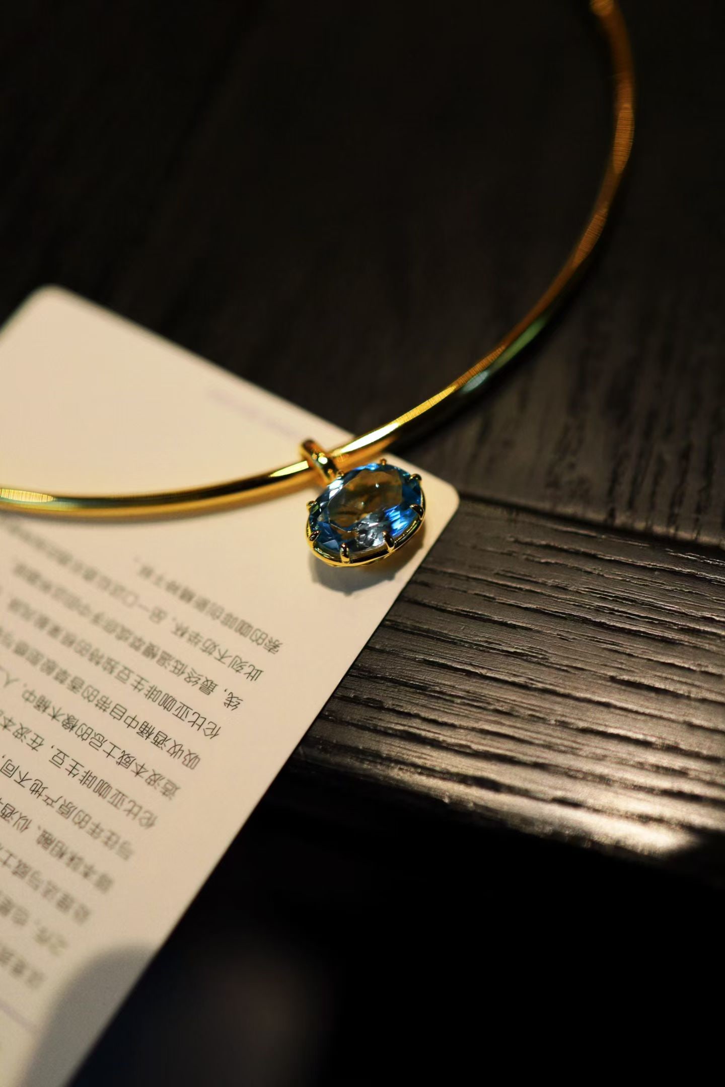 Natural Topaz Necklace: This natural topaz necklace features a simple four-prong setting that highlights the gem's transparency. The cabochon cut brings out stunning fire, with an overall design that is exquisitely detailed.