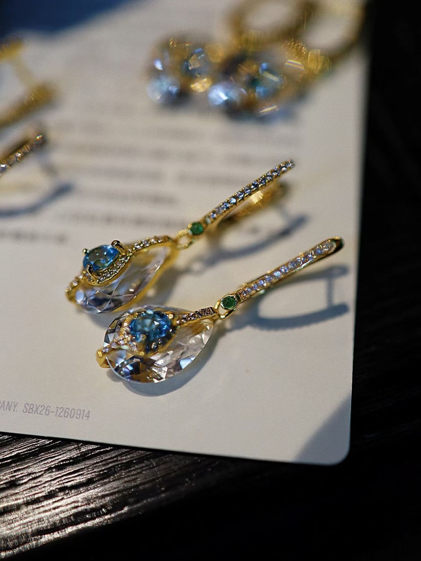 Natural Topaz and White Crystal Earrings: These earrings feature natural topaz and white crystal as the main stones, showcasing exquisite craftsmanship. Made of s925 silver with gold plating for lasting shine and color.Quantity: 1 pair
