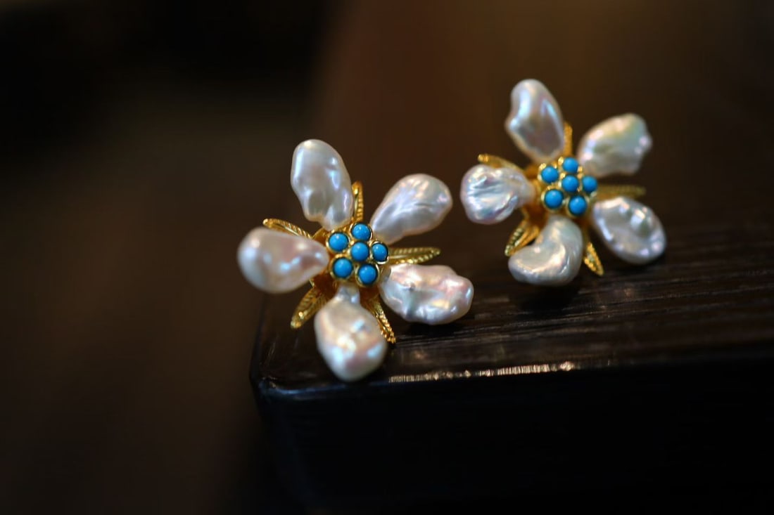 Natural Pearl Ear Clips: Carefully selected pearl luster, forming a unique flower. Meticulously chosen pearl petals embrace a subtle blue-toned pine stamen.