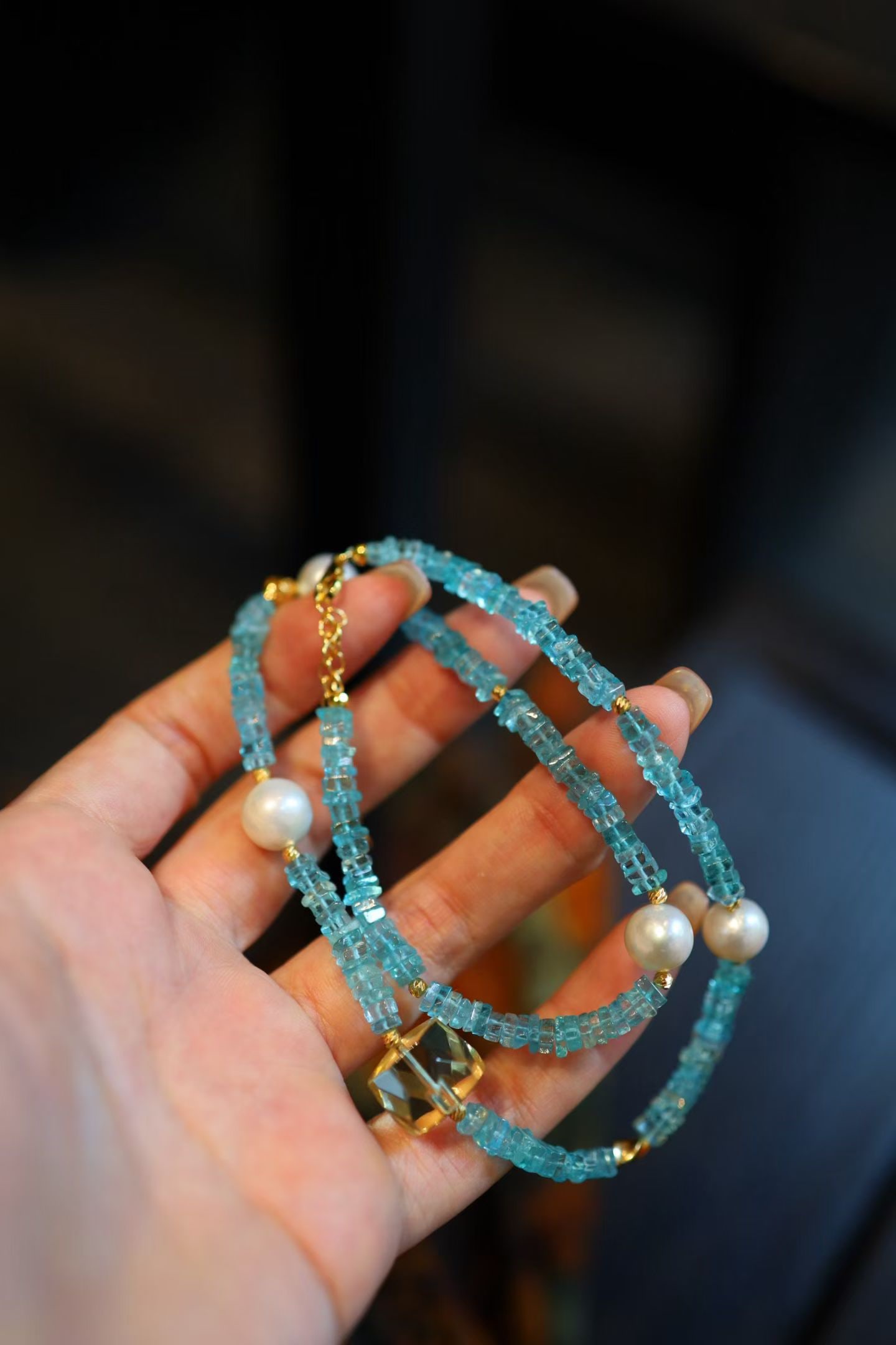 Natural Apatite Pearl Necklace: This necklace combines natural apatite and pearls, showcasing a unique personality and gentle radiance. Each pearl emits a warm glow, complementing the blue tones of the apatite.