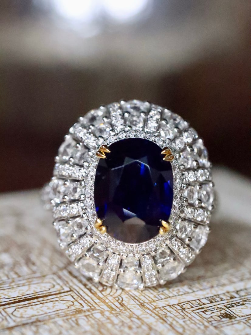 18K Gold Sapphire Ring: This ring showcases elegance and nobility with its royal blue gemstone. The layered setting is detailed and exquisite, captivating the heart. The sapphire's hue and the diamond's brilliance complement