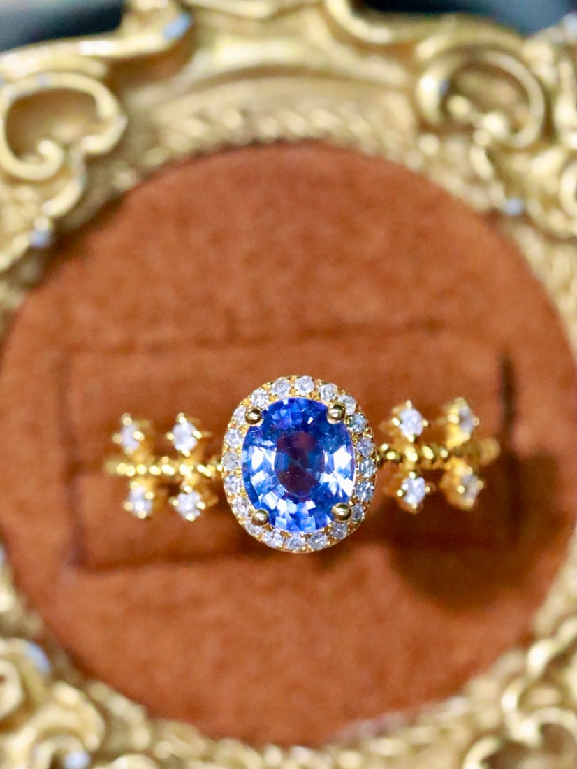 18K Gold Sapphire Ring: This ring stands out with its innovative design and fashionable style. The deep hue of the sapphire complements the luster of 18K gold, with diamonds adding a touch of luxury. Perfect for jewelry